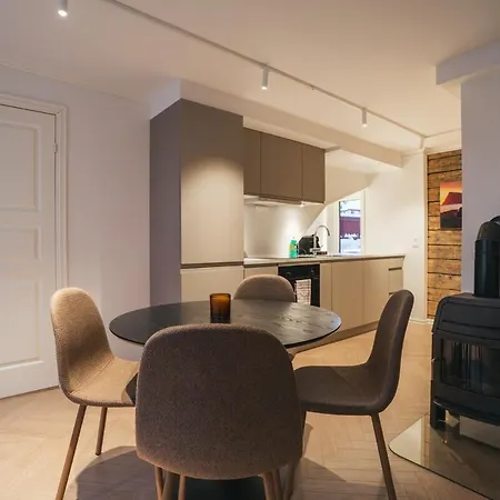 Newly Renovated With A Unique Location 아파트 *